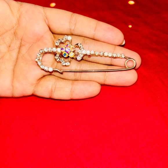 Elegant Gold and Silver Floral Brooch - Picture 1 of 4